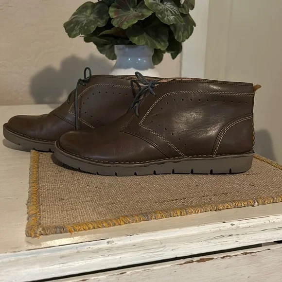 CLARKS ARTISAN BOOTS 🥾 - Picture 1 of 6